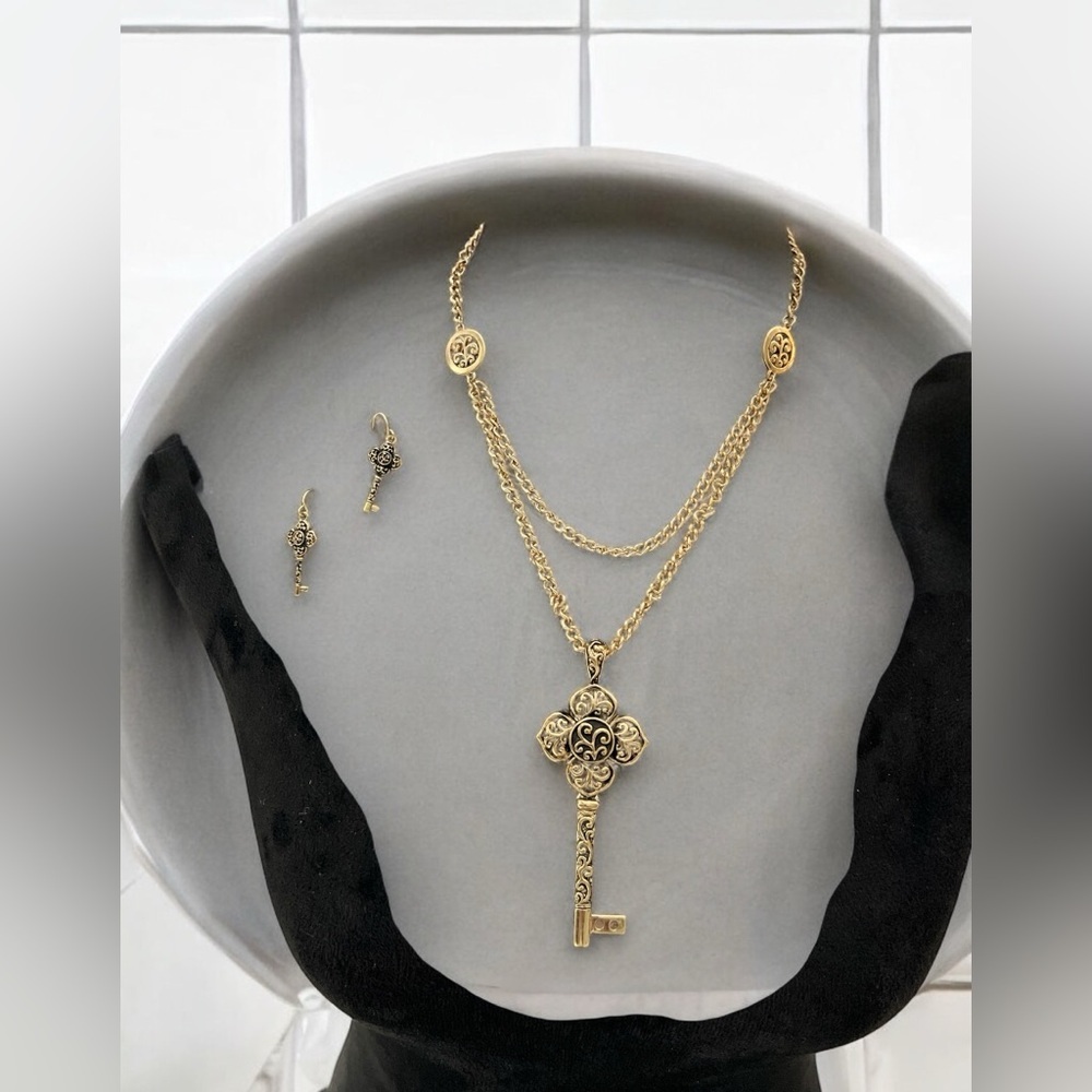 Super cute key necklace with matching earrings
